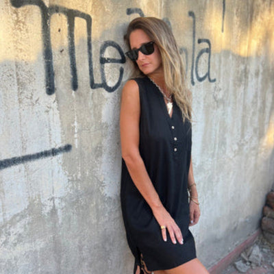 Women's Sleeveless V-Neck Dress With Button And Pocket Detail